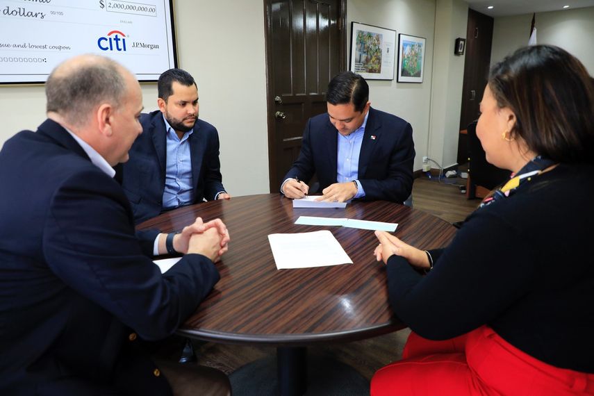 El cheque fue entregado por el presidente de AES Panamá