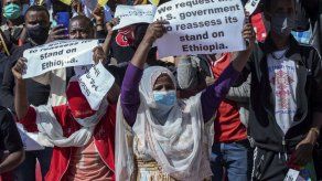 Los manifestantes en Adís Abeba portaban pancartas que decían “Los jóvenes etíopes denuncian la intervención occidental”. Otros decían que la soberanía de Etiopía estaba en juego.