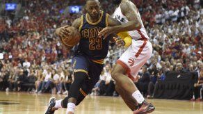 James anota 33 y los Cavaliers eliminan a Raptors