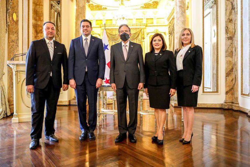 De izquierda a derecha el magistrado suplente