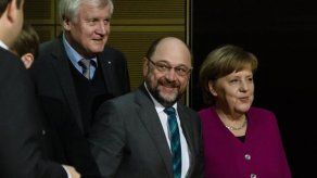 Merkel y Schulz tratan de superar últimos escollos para lograr la coalición