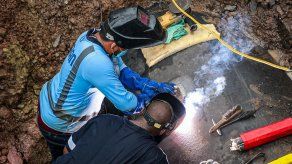 Personal especializado del Idaan durante las labores de soldadura en una de las líneas paralelas de conducción de agua potable que abastecen la ciudad.
