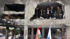 Diplomáticos de Israel y de la ONU revisan los daños en Gaza tras los bombardeos.