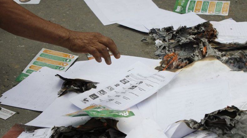 Padres de 43 desaparecidos en México empiezan a destruir urnas electorales