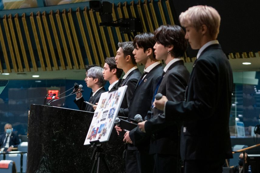 USA1716. NACIONES UNIDAS (NY, EEUU), 20/09/2021.- Fotografía cedida por la ONU donde aparecen los miembros de la banda surcoreana BTS presentes como enviados presidenciales especiales para las generaciones y la cultura futuras de la república de Corea, mientras hablan durante un acto sobre los Objetivos de Desarrollo Sostenible celebrado este lunes en el Salón de la Asamblea General en la sede del organismo en Nueva York (EE.UU.). La popular banda surcoreana BTS dio este lunes su voz en apoyo de los Objetivos de Desarrollo Sostenible de la ONU, defendiendo que los jóvenes de todo el mundo están listos para impulsar los cambios necesarios para proteger el planeta y combatir la pobreza. EFE/Cia Pak/ONU /SOLO USO EDITORIAL/NO VENTAS/SOLO DISPONIBLE PARA ILUSTRAR LA NOTICIA QUE ACOMPAÑA/CRÉDITO OBLIGATORIO