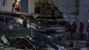 Suben a 305 muertos por sismo de 7