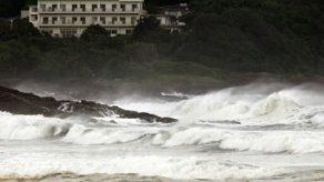Un potente tifón llega a Japón y deja al menos un muerto