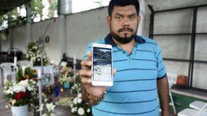 Fotógrafo agradece a soldado que lloró al hallar a su familia entre escombros