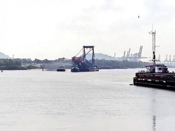 Grúa considerada una de las más grandes del mundo transita por el Canal de Panamá