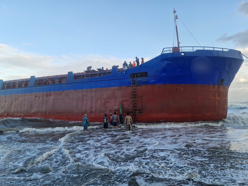 Barco de carga encalla en playa María Chiquita