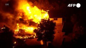 Dos muertos y miles bajo órdenes de evacuación por un incendio en California
