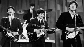 A subasta el primer contrato de grabación de los Beatles