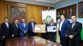 Embajada China dona 10 computadoras y otorga becas a la Universidad de Panamá.