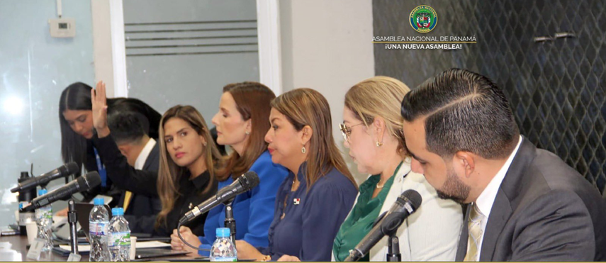 Comisión de Credenciales analiza hoja de vida para las ratificaciones de los nuevos funcionarios.