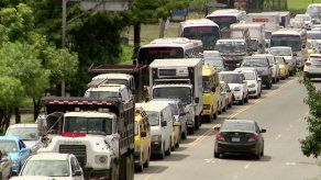 Gran cantidad de autos y obras de infraestructura Gran cantidad de autos y obras de infraestructura