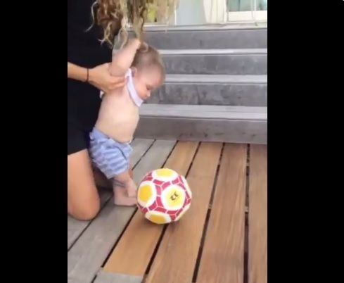 Bebé de Shakira patea balón a los 6 meses