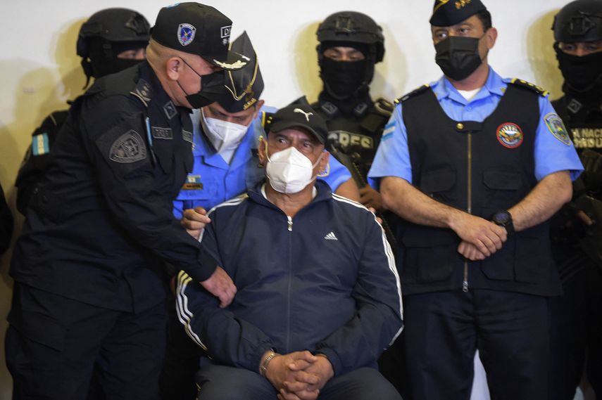 Bonilla fue presentado ante los periodistas custodiado por un pelotón de agentes y esposado y con cadenas en pies y manos.&nbsp;