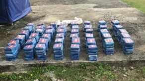 Decomisan 230 paquetes de sustancia ilícita en una lancha en Colón
