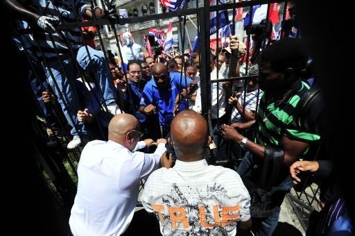 Impiden entrada a la Asamblea, pero permiten acceso a miembros CD