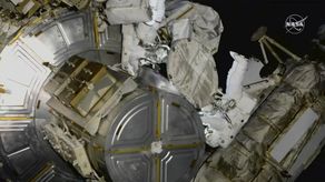 El viernes fue la primera caminata espacial para dos astronautas, quienes partirán de la estación espacial en aproximadamente un mes.