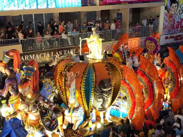 Paseo nocturno del domingo de Carnaval en Las Tablas