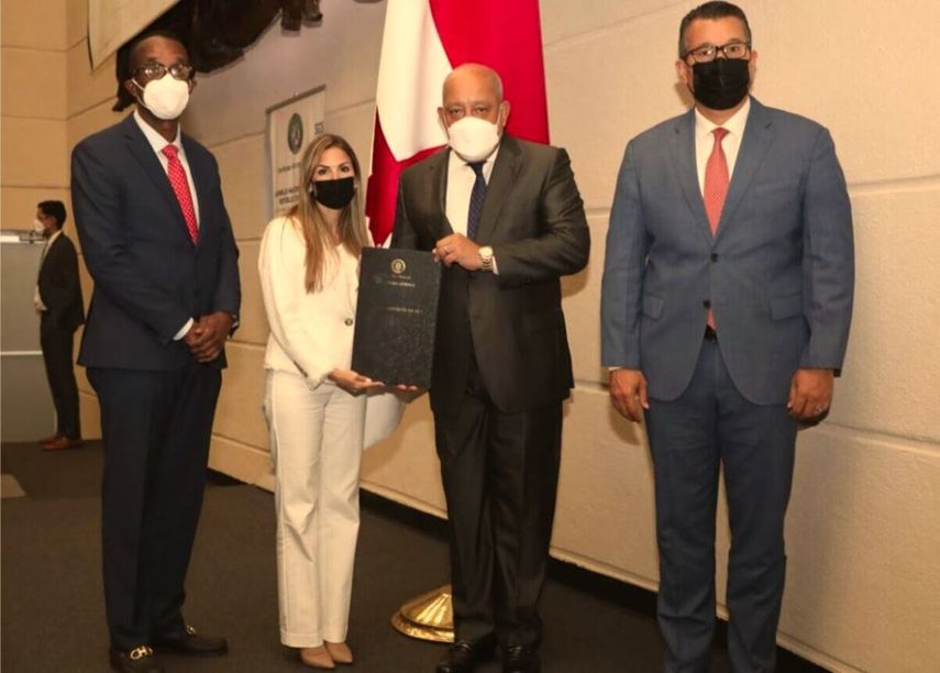 Ana Melinda Fábrega recibiendo la ratificación del pleno de la Asamblea esta tarde.