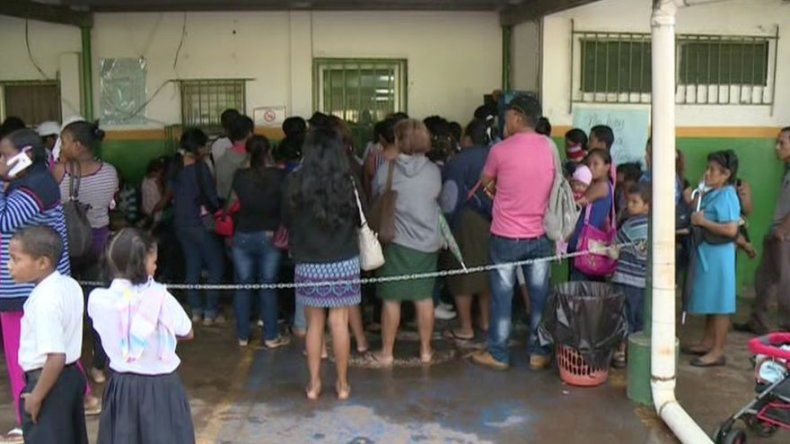 Nuevamente cientos de personas recorren centros de salud para vacunarse