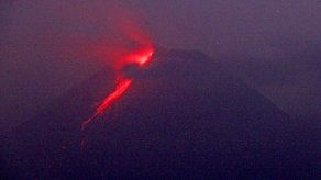 El monte Merapi es el más volátil de los más de 120 volcanes activos en Indonesia, y ha hecho erupción varias veces con lava y nubes de gas.