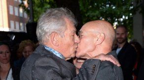 Ian McKelle y Patrick Stewart se besan en público