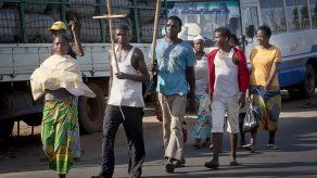 Fuerzas rivales combaten en la capital de Burundi