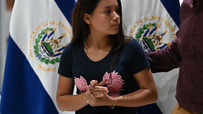 Viuda de salvadoreño que murió con su hija en el río Bravo regresa a su país