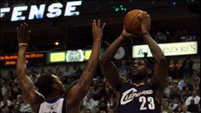 Dallas aplastan a Spurs con 30 puntos del alemán Nowitzki