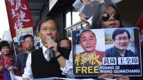 China libera a abogado de derechos humanos