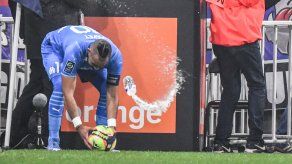 Dimitri Payet recibió un botellazo en el partido entre Lyon y Marsella