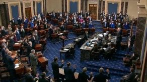 Mayoría de senadores republicanos votan en contra del juicio a Trump