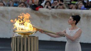 Grecia entrega la antorcha olímpica a Londres