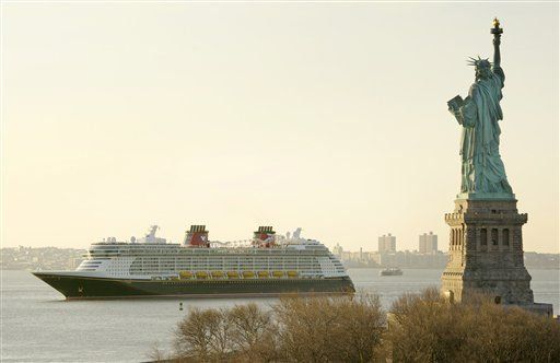 Mariah Carey participa en bautizo de crucero de Disney