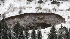 Un agujero de 50 metros de diámetro se traga varias casas en los Urales