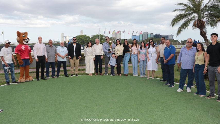 Entrega de de trofeo a ganador 'The Boss lady'. Entrega de de trofeo a ganador 'The Boss lady'.