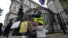 Los legisladores le pidieron a la Comisión “que use todos los medios políticos y legales en su poder” para encontrar una solución, acusando al Reino Unido de violar su acuerdo comercial post Brexit con la UE.