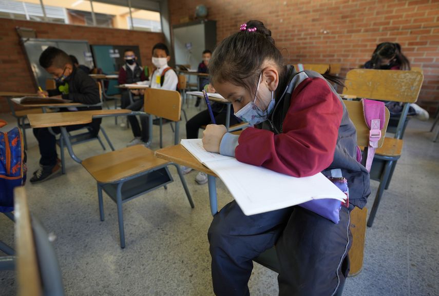 Estudiantes de Colombia vuelven a educación 100% presencial