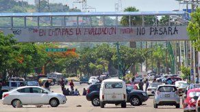 México: Centenares de maestros marchan mientras miles realizan evaluación