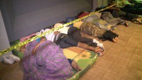 Decenas duermen afuera de Atlapa para obtener un puesto de venta para Carnaval