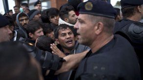 Migrantes chocan con policía croata