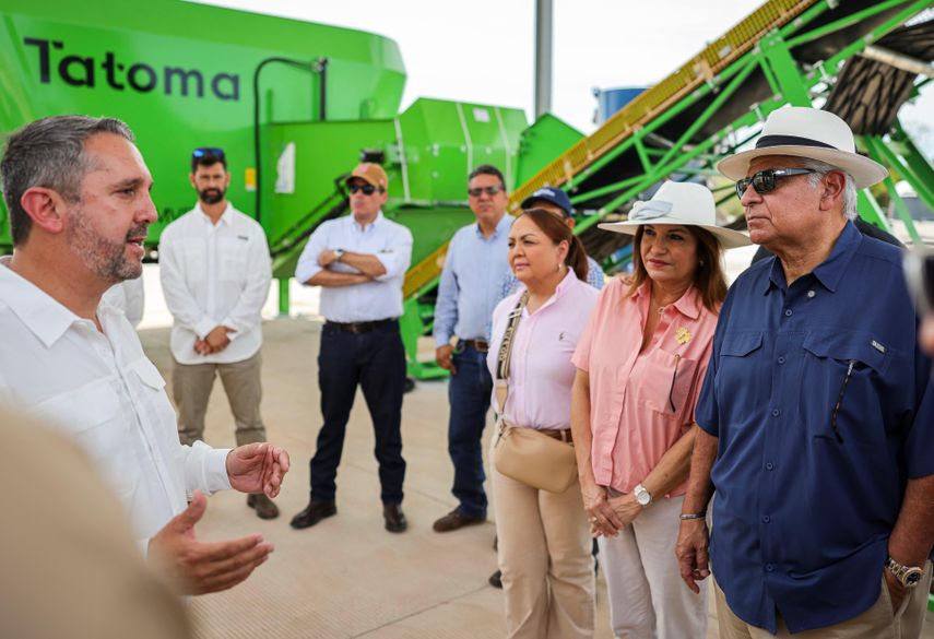 Presidente José Raúl Mulino recorre moderno complejo lechero en Coclé.