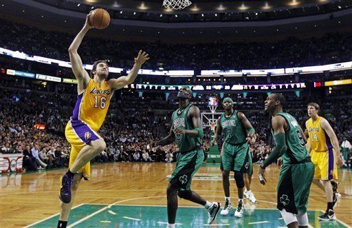 Gasol anota 25 puntos y hace bloqueada del triunfo de los Lakers