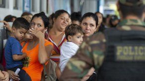 Miles de venezolanos entran a Perú en último día sin exigencia de visa