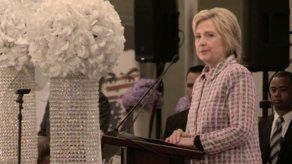 Clinton dice que política de armas de Trump es peligrosa