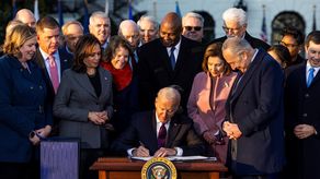 El presidente de Estados Unidos, Joe Biden (c), firma el plan de infraestructuras por valor de 1.2 billones de dólares, en la Casa Blanca en Washington.