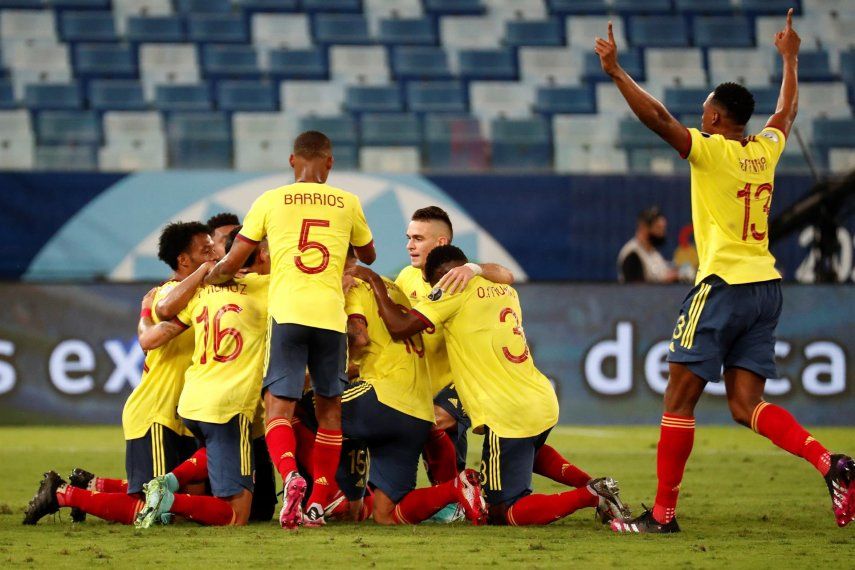 Jugadores de Colombia celebran un gol de Edwin Cardona contra Ecuador